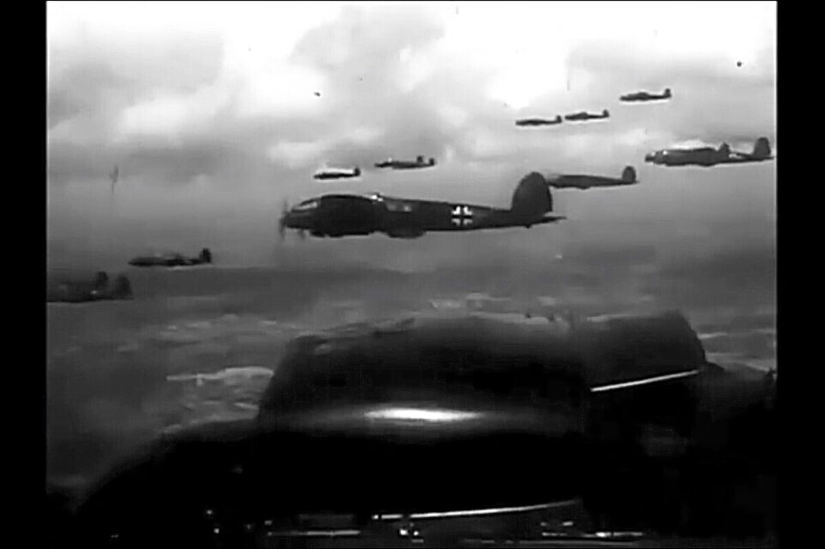 Фашистско немецкие захватчики летят бомбить город.