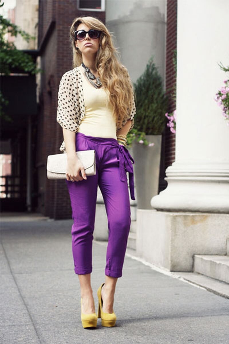 С чем носить фиолетовые брюки женские (82 фото)