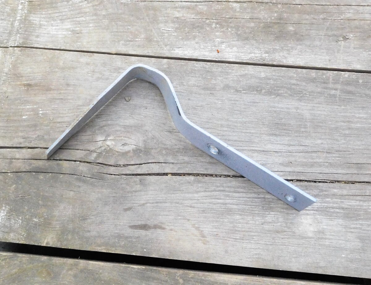 на фото плоскорез откручен от ручки, так как черенок в наборе был только один