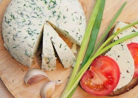 Взяла банку молока, добавила 100 миллилитров уксуса и получила вкуснейший домашний сыр