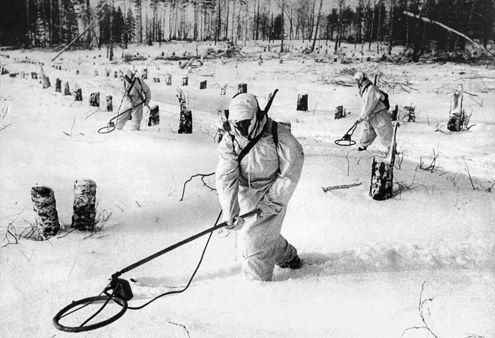 Саперы производят разминирование прифронтовой полосы