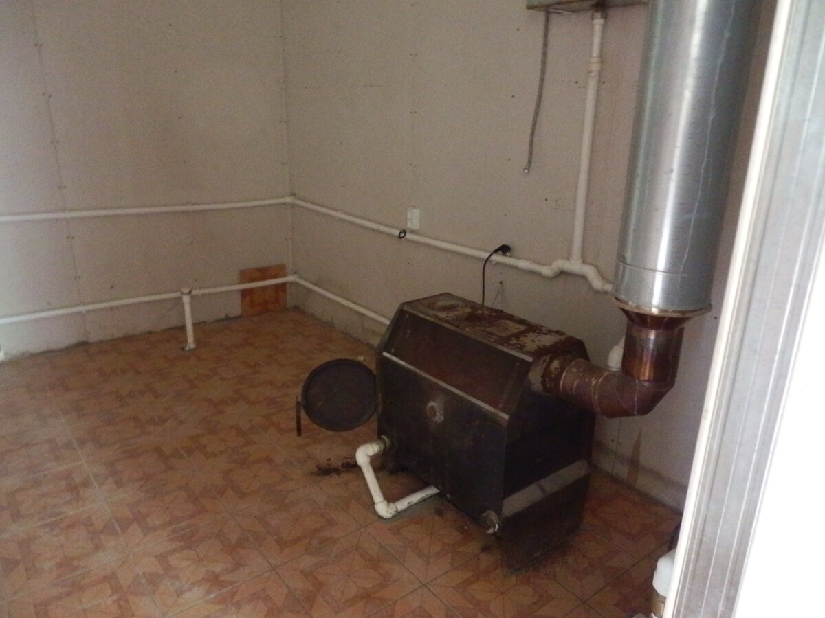 Печь в санузле. Видимо, чтобы сидя на унитазе дрова подбрасывать. Совместить приятное с полезным.