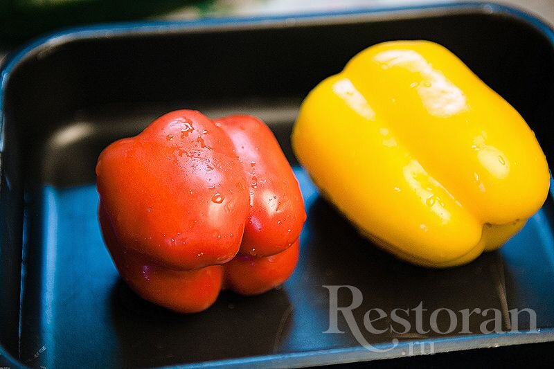 Моем перцы, кладем их в противень и отправляем в разогретую до 200 градусов духовку минут на 10 до почернения кожицы, переодически переворачиваем.