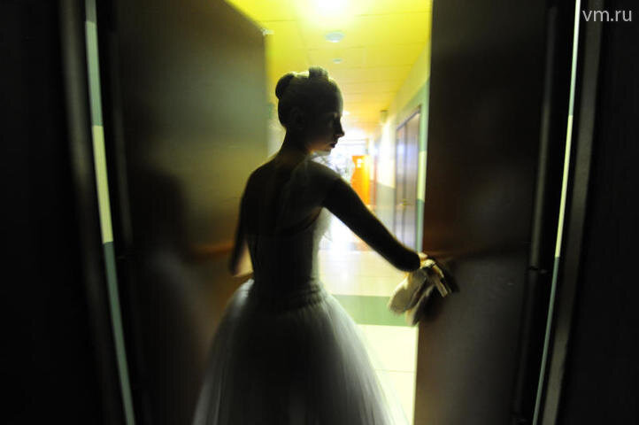 Светлана Колоскова, "Вечерняя Москва". На сцене одна за другой появляются изящные куколки