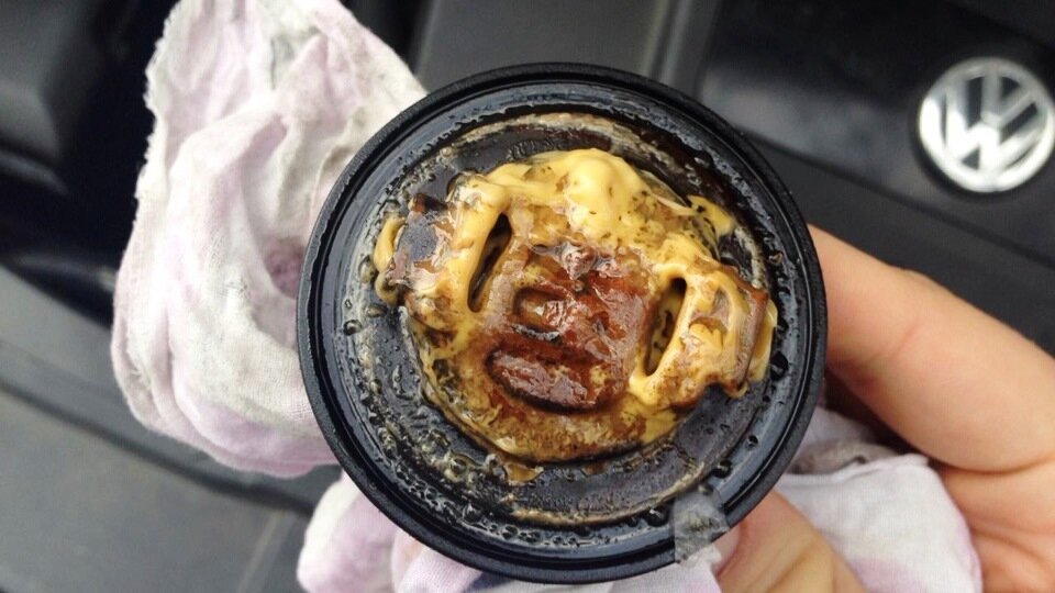 Пример эмульсии на крышке маслозаливной горловины