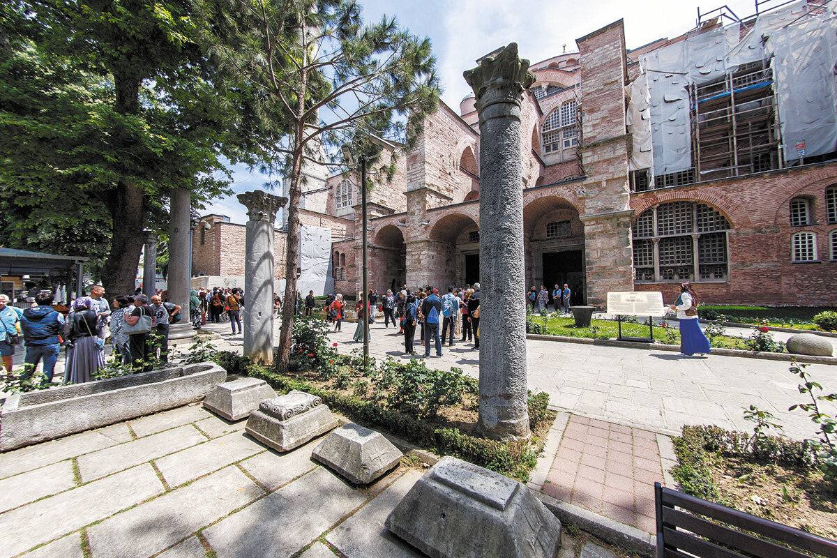 Двор Святой Софии уставлен археологическими находками, часть из которых не имеет отношения к самой церкви