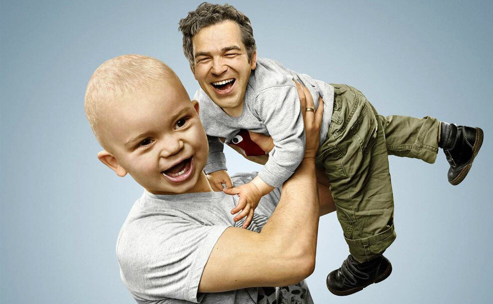 Рекламный фотограф Paul Ripke для проекта «Man Babies» создал фотографии родителей с детьми, но поменял головы друг с другом.