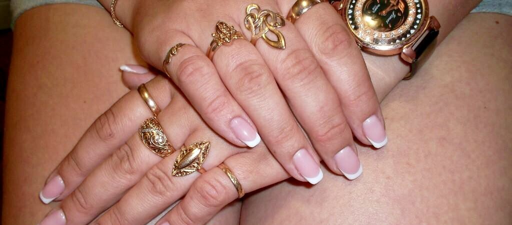 Дутое желтое золото.На каждый палец.Чтобы все знали что перед ними дама обеспеченная...