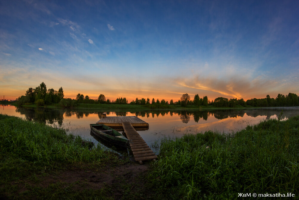 Утро. Река Молога. Плот и лодка.