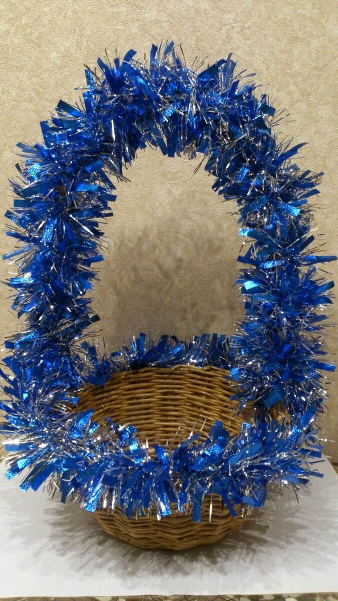 Осталось наполнить корзину фруктами и шампанским, и можно дарить.