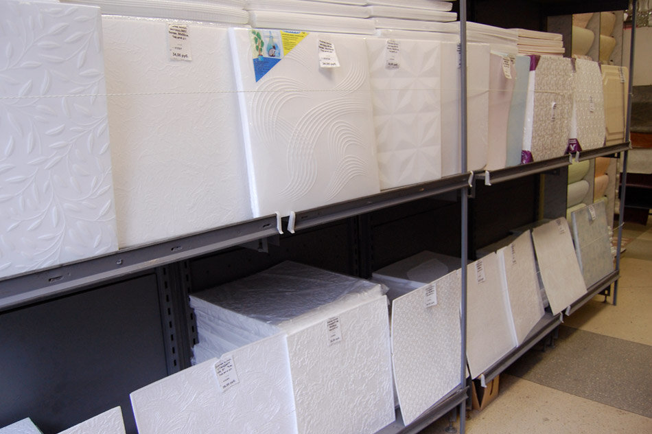 выбор плитки в магазине