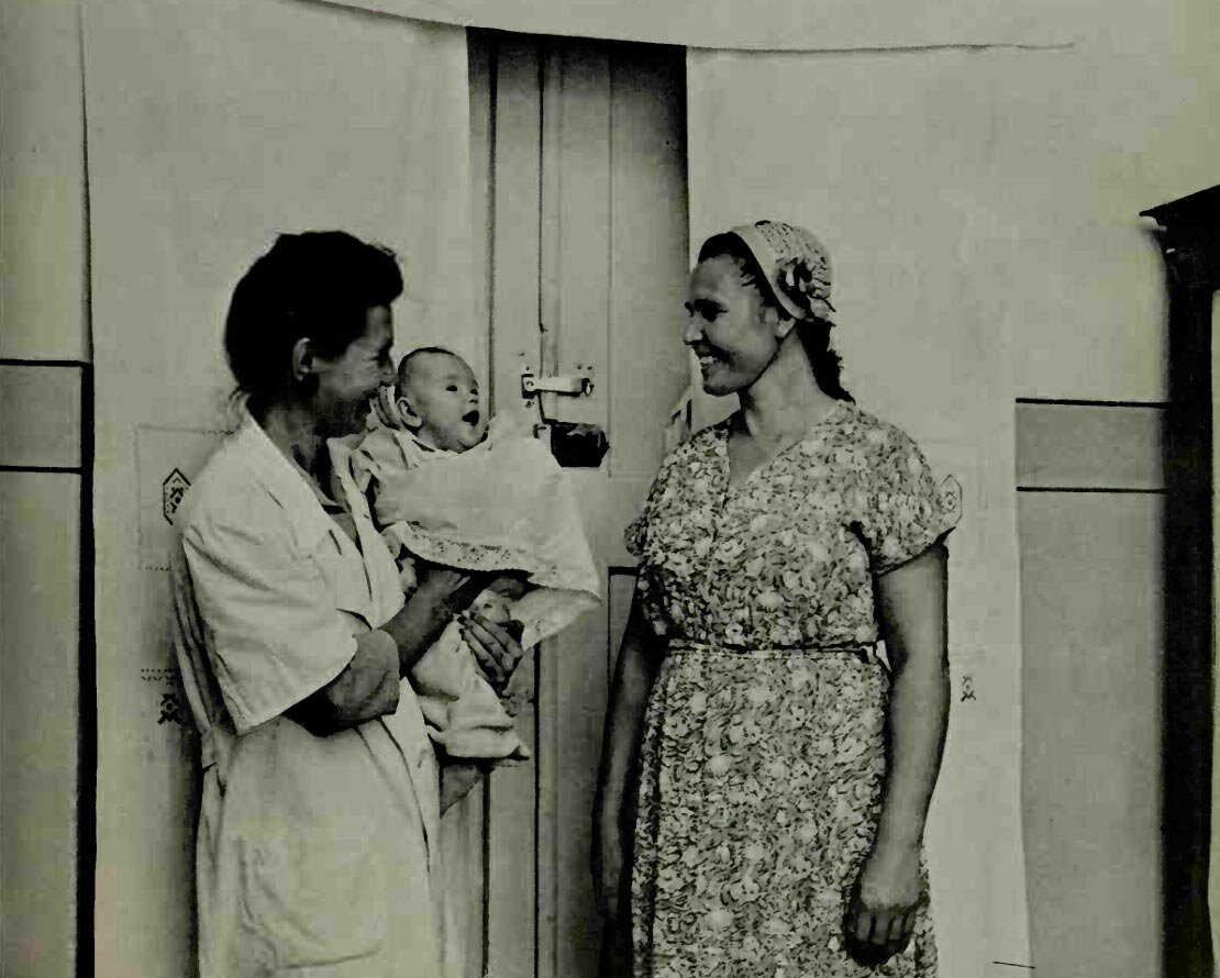 Еще одно фото из тех же сталинградских яслей. Согласно его описания, мать, работающая билетным кассиром на железной дороге, по окончании смены пришла забирать своего ребенка.