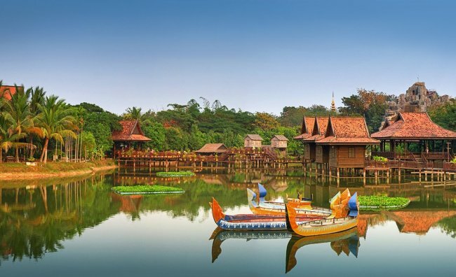  
Каждый человек, планируя свой отпуск, в первую очередь задумывается о материальной стороне вопроса. Большинству из нас хочется поваляться на пляже, увидеть местные достопримечательности, да и гастрономический интерес значимый фактор. Также просто необходимо привезти кучу сувениров друзьям и близким. Как же быть, чтобы затраты были минимальные, а впечатления по максимуму? Пестрящие вывески тур-агенств подсказывают нам, что Турция и Египет - самые бюджетные варианты путешествий, но так ли это? Попробуем разобраться... 
