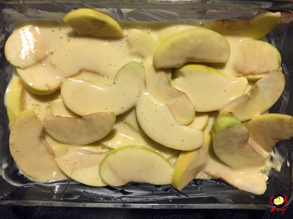 Заливаем нарезанные яблоки тестом