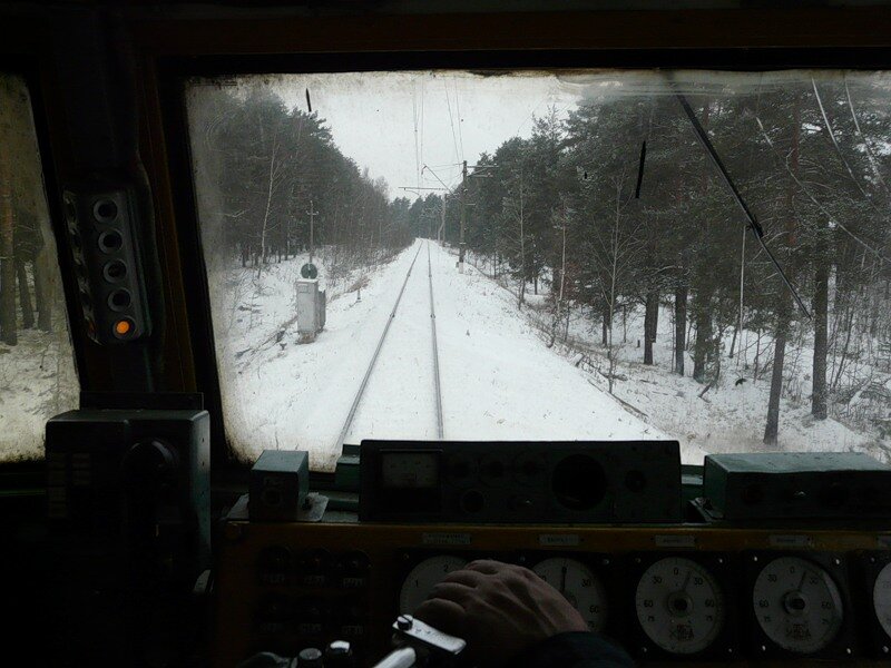 Поезд вид машиниста видео. Вид из кабины машиниста электровоза вл80с. 2тэ10м зимой из кабины. Тепловоз 2тэ10м вид из кабины. Вид из кабины тепловоза.