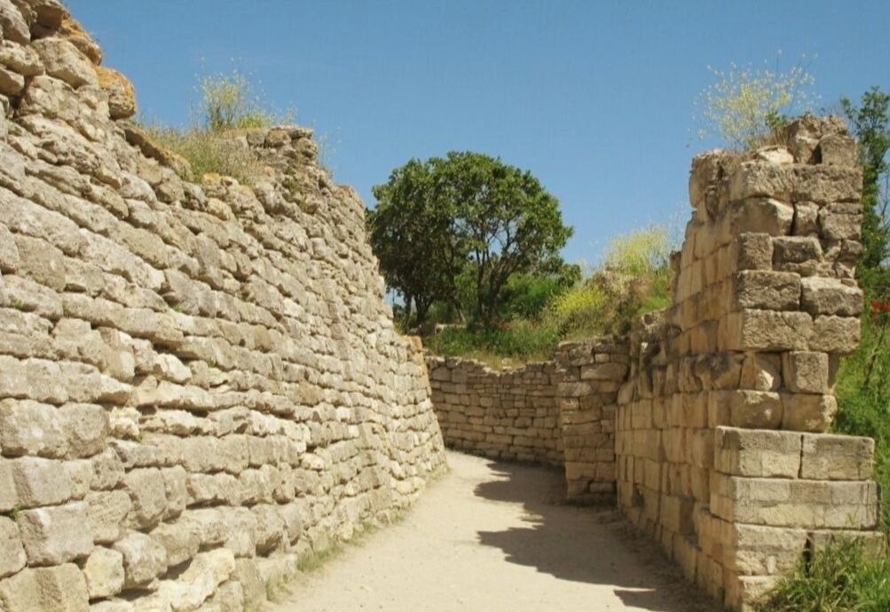 Обнаруженные при раскопках стены Трои.