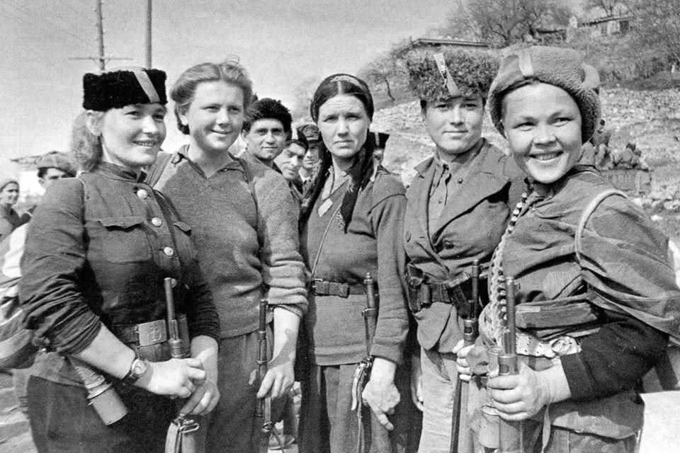 Партизанки Крыма. Есть тут и русские и украинки и даже крымская татарка