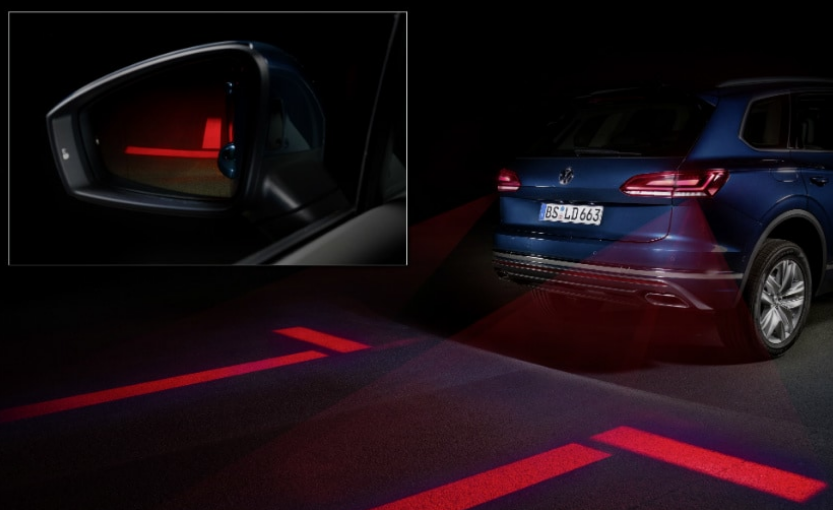 (Задние фонари проецируют красные линии, которые разграничивают ширину автомобиля)