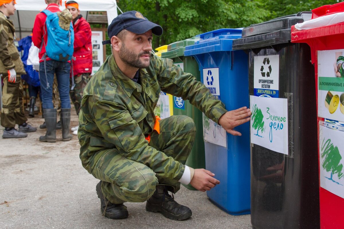 Три года тому назад Олег Пауковсамостоятельно организовал в Калининградской области автономную систему раздельного сбора мусора "Зеленое дело". За два года бизнес вырос до трех машин и 8 человек, но из-за законодательных ограничений Паукову приходится искать варианты, как оставаться на плаву. Однако он уверен, что ничем другим заниматься не сможет. О взлетах и падениях своего бизнеса он рассказал порталу «Новый бизнес».