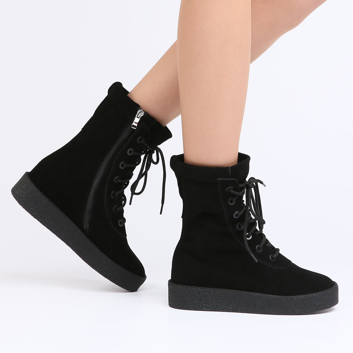 Черные зимние ботинки