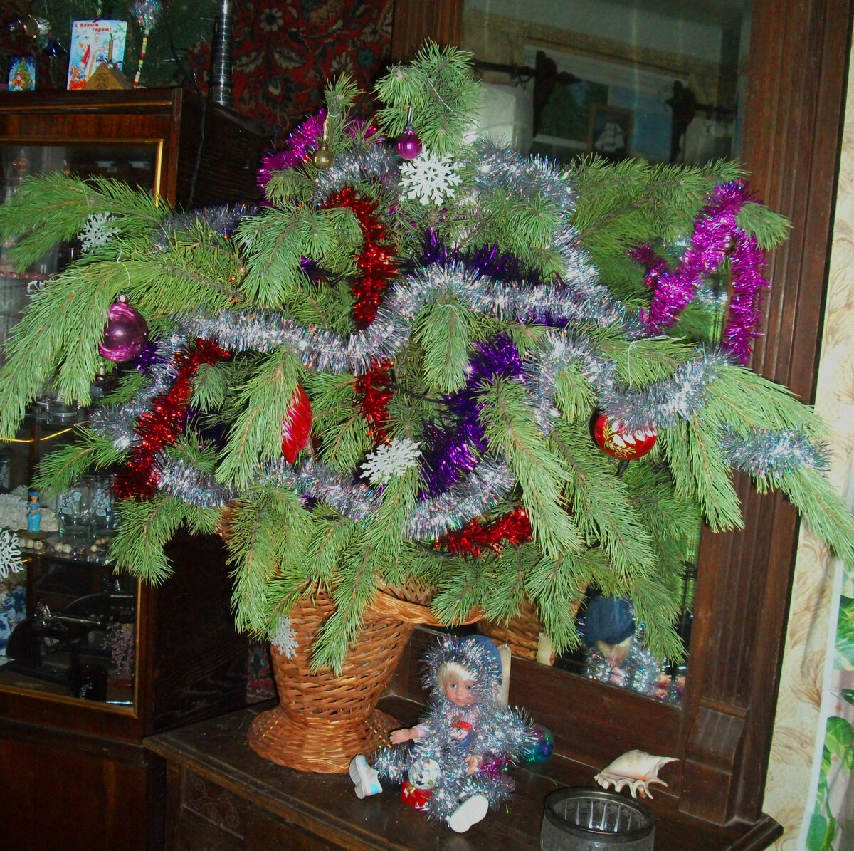 Корзина с сосновыми ветками