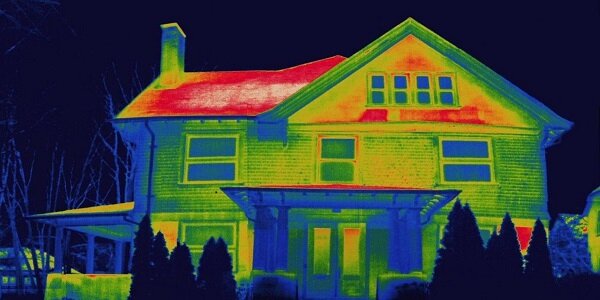 Через тепловизор видны мостики холода в деревянном доме – они красного цвета