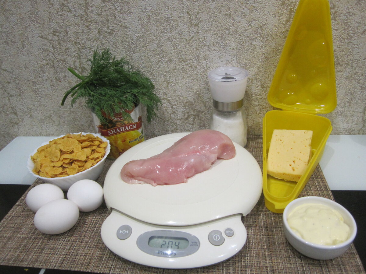 На весах меньше половины грудки курицы.