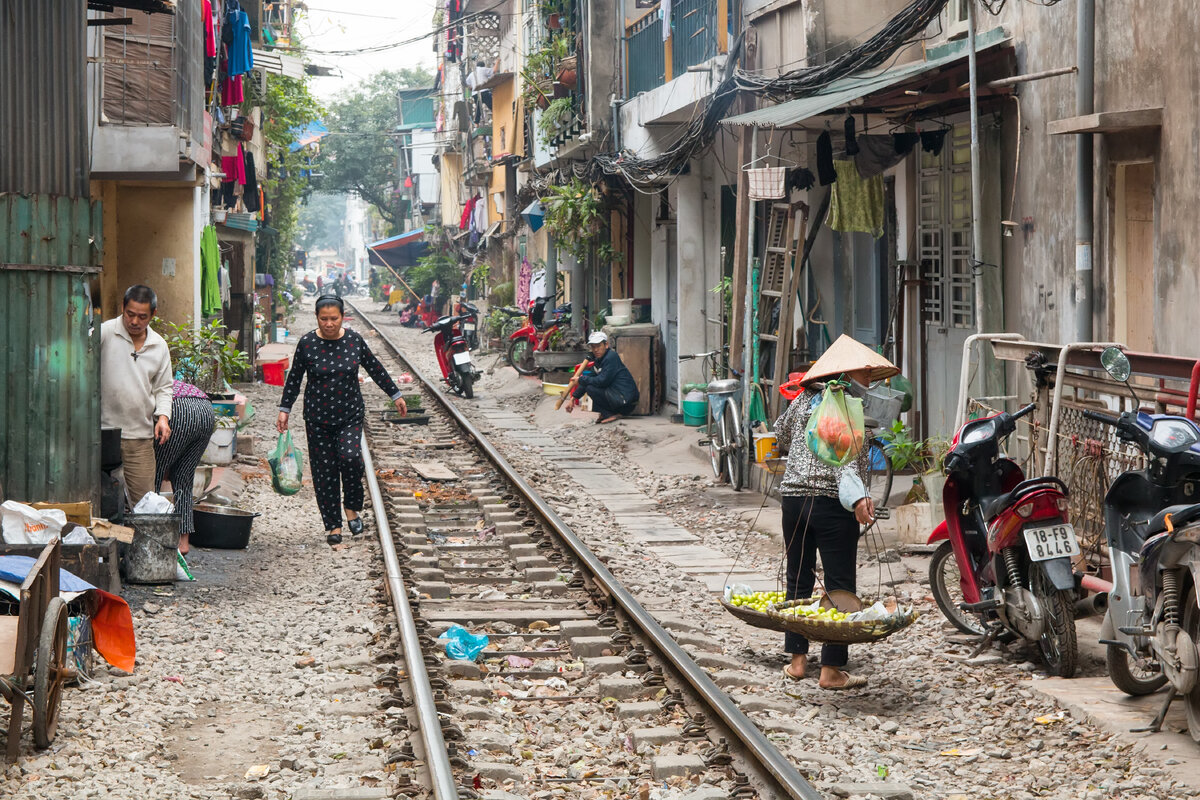 Hanoi Street Train - справедливо одно из самых колоритных и необычных мест в столице Вьетнама. По сути это даже не улица, а относительно небольшой участок железной дороги в самом центре старого Ханоя. Поезд проходит достаточно плотно сквозь жилые дома одного из самых бедных районов города.   Выход из домов практически на рельсы. Тут же, прямо на рельсах играют дети, готовят еду местные жители, гуляют домашние куры и даже козы.

Место привлекает сюда массу туристов, чем по мере возможностей пользуются местные жители. Активно открываются маленькие кафе, где за тарелкой местного супа Фо, баночки пива или чашки кофе можно понаблюдать за жизнью обычных жителей вьетнамской столицы.

К счастью, а может и к сожалению, поезда тут ходят крайне редко. Обычно это 2-3 рейса в день рано утро и во второй половине дня. Но и в остальное время здесь достаточно оживленно и интересно.
Расположен этот район примерно в 2 км к северо-западу от озера Возвращенного меча. На карте можно найти просто проследив путь железной дороги на восток от железнодорожного вокзала Ханоя.
