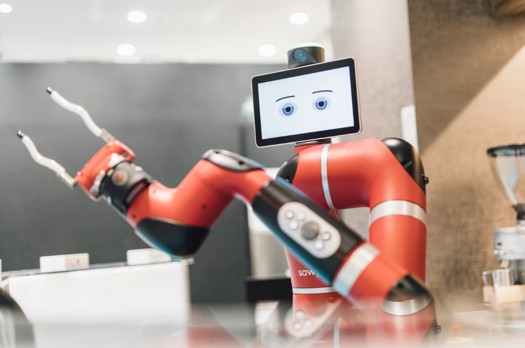 Этот милый робот обслуживает посетителей