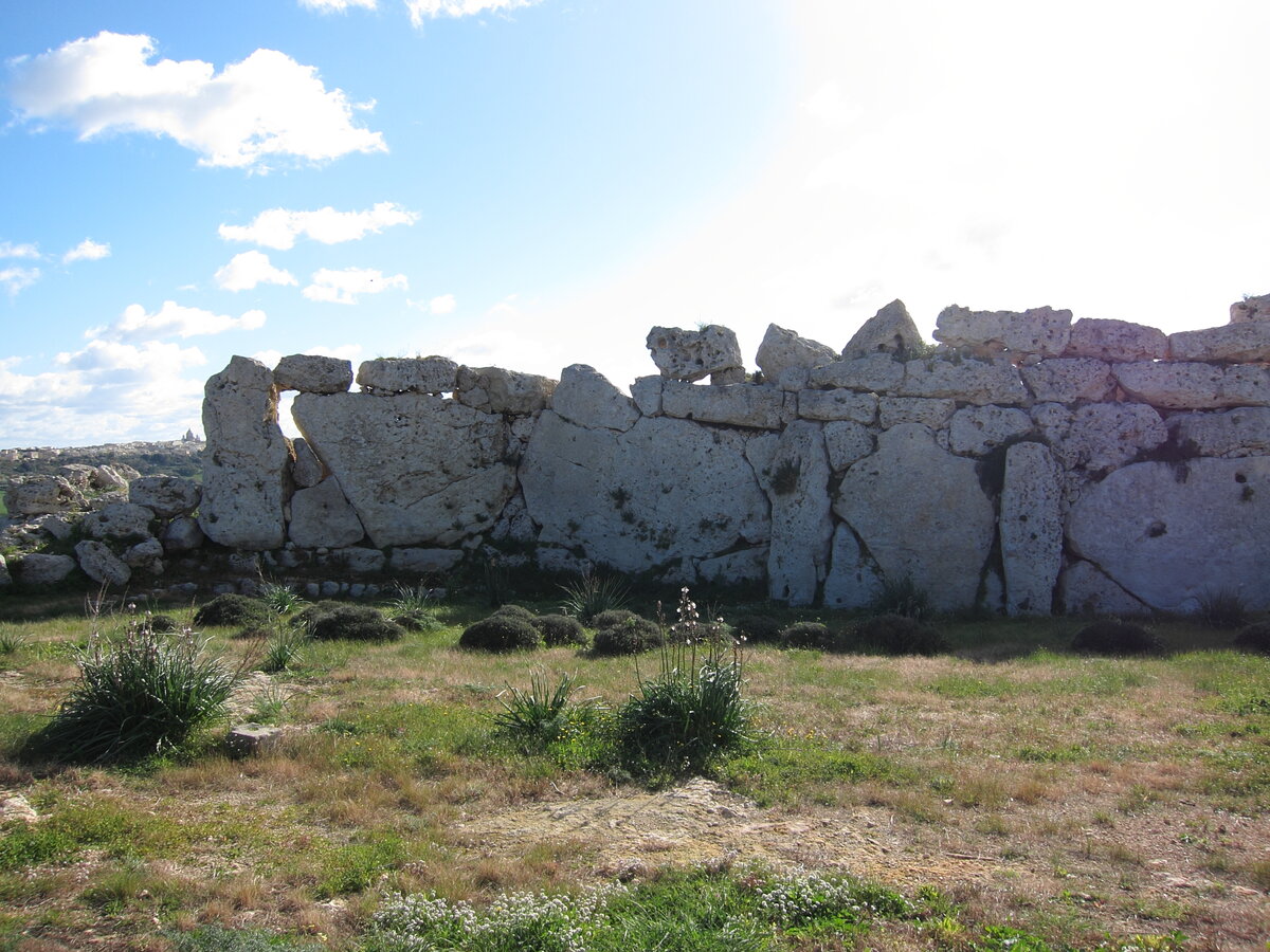 Стена храма из огромных камней