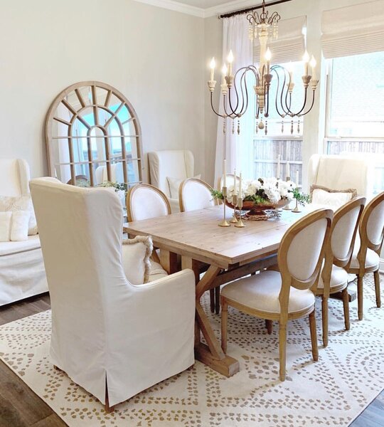 Массивный стол, похоже, из дуба/@mytexashouse