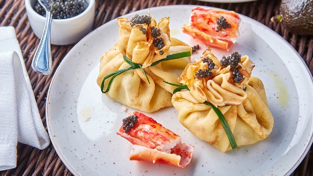 Подача блинов с мясом в ресторане