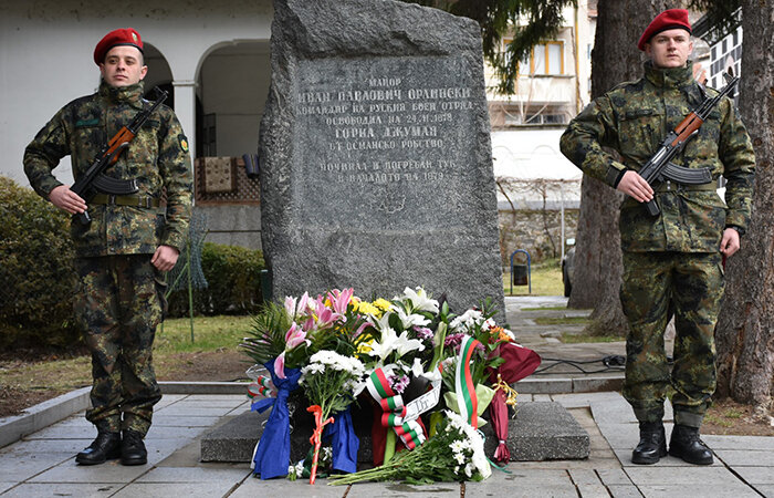 Памятник майору Орлинскому в Благоевграде в день торжеств. Фото из сети интернет.