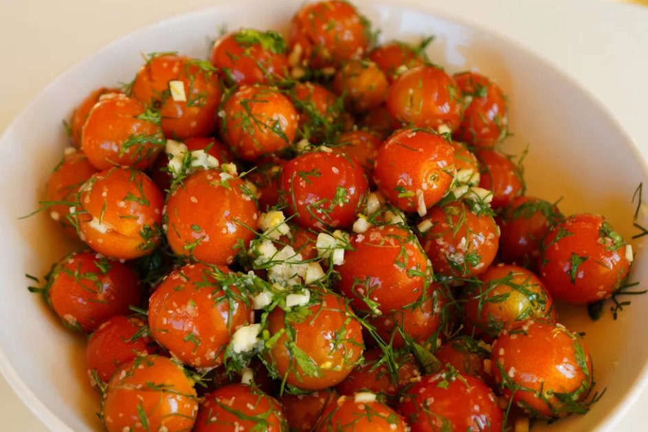 Замариновать помидоры быстро и вкусно с чесноком. Помидоры черри малосольные помидоры черри. Малосольные помидоры черри быстрого приготовления. Малосольные помидорчики черри. Помидоры черри зелень чеснок.