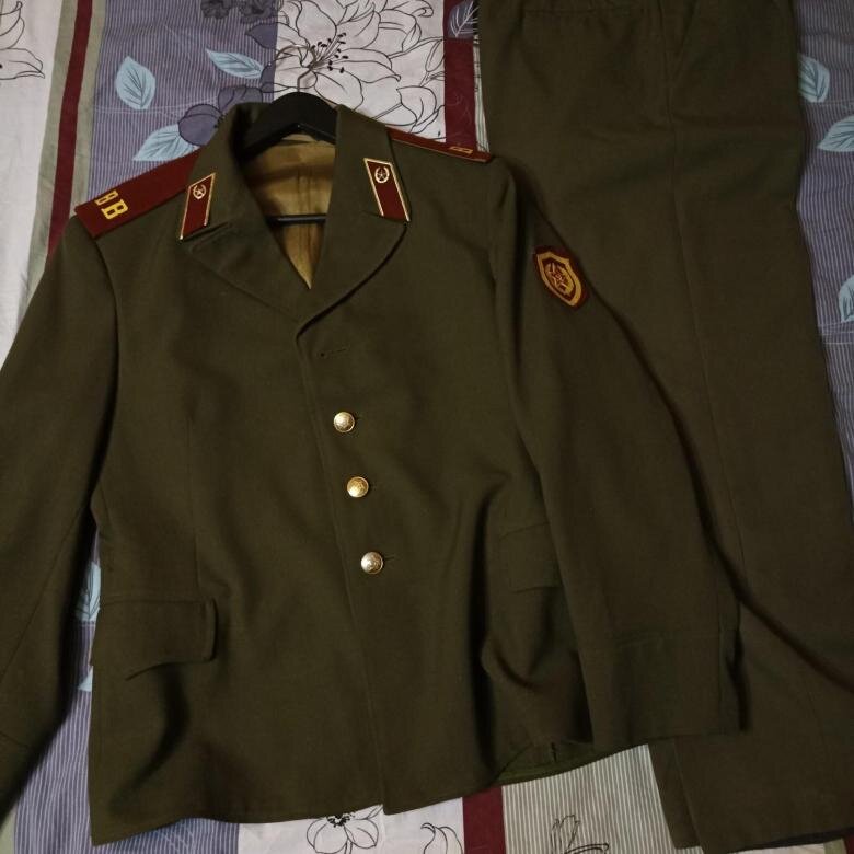 Полностью уставной комплект парадной формы рядового ВВ. В настоящее время на аукционах встречаются "компиляции" современных реконструкторов с общевойсковым цветом (красным), но настоящий цвет погон ВВ - краповый.