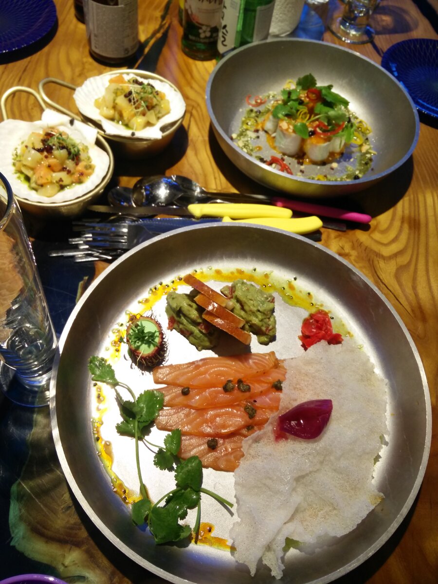 Из небольших закусок тут быстро собирается вполне себе праздничный стол.