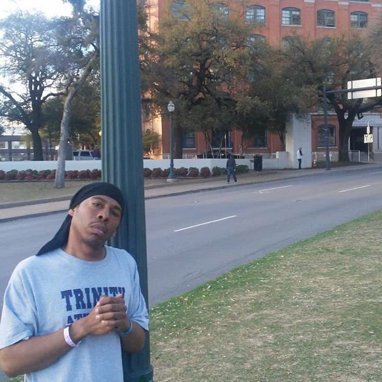 Tommy Wright около своей начальной школы.