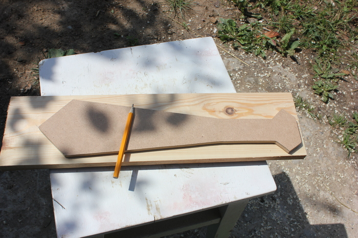 Обвожу по доске, выбирая места без дефектов  в виде сучка. Дерево подойдет любое, что есть. Сосна дает красивую структуру, хорошо обрабатывается, но менее прочная. Береза и ольха покрепче будут.