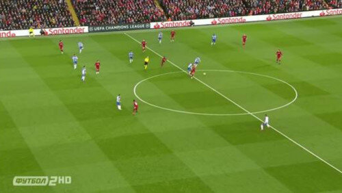 Отбор мяча у "Ливерпуля", "Порту" ещё играет в 5 защитников, но Корона (крайний справа с бело-синей форме) уже готов стартовать вперёд. Кадр сайта http://corruptioner.life