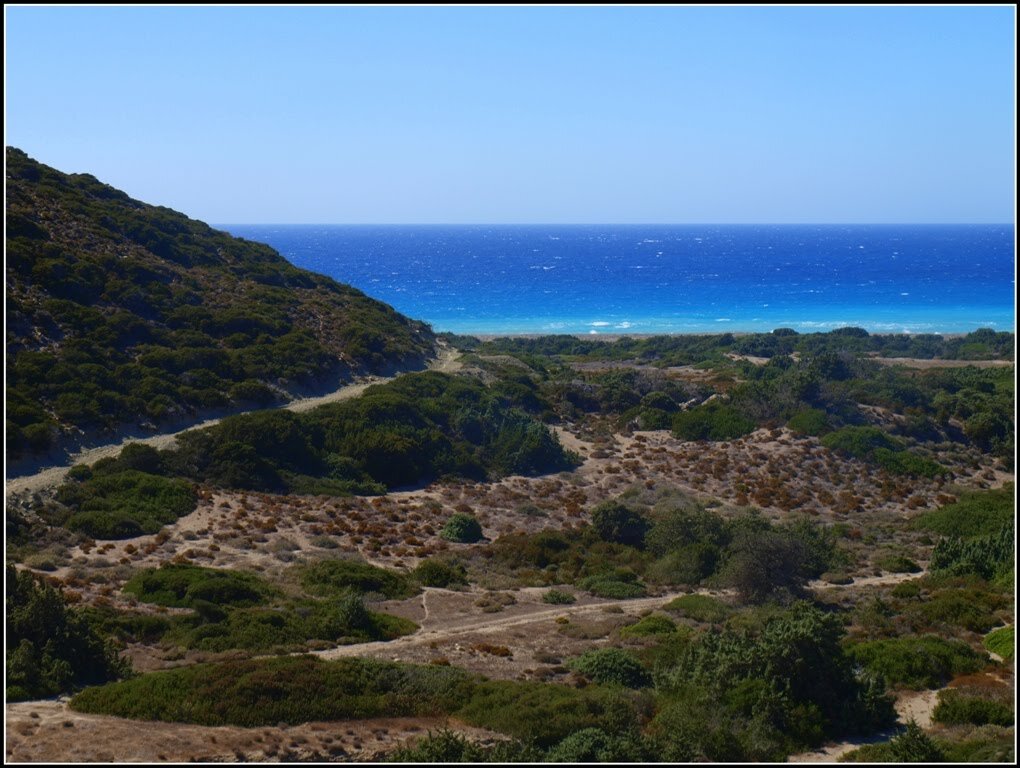 Такие сказочные виды открываются по дороге к мысу
