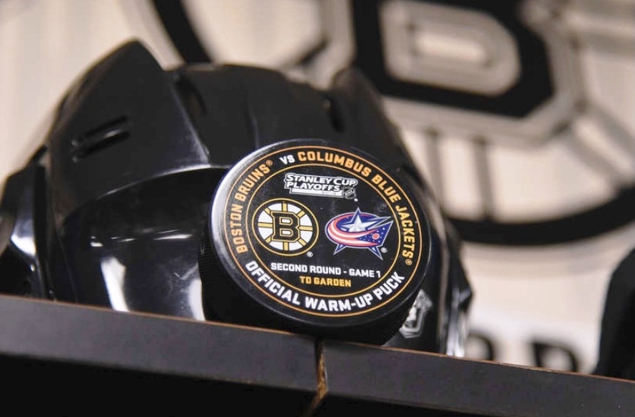 Вот такой шайбой сегодня играли хоккеисты.