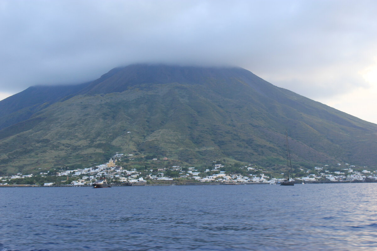 Остров-вулкан Стромболи.