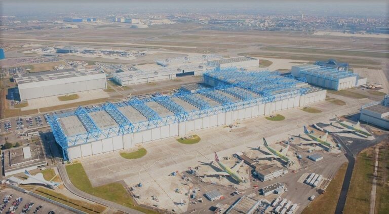 Сборочный цех производственного комплекса Аэробус имени Жана-Люка Лагардера в Тулузе (Франция) 