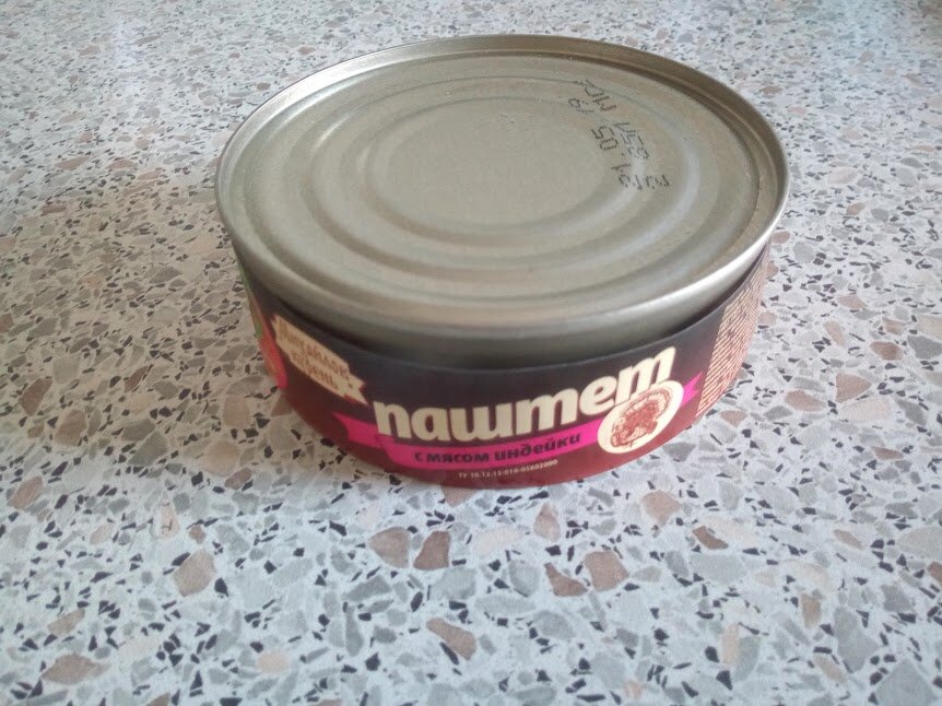 Вот такая огромная банка паштета была взята с полки магазина.