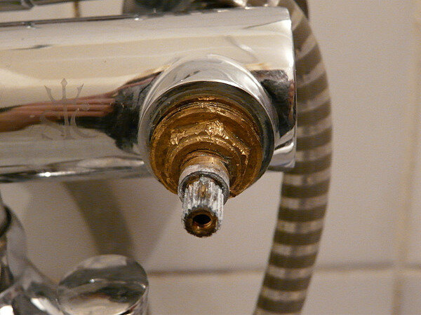 Самостоятельная замена смесителя в ванной комнате