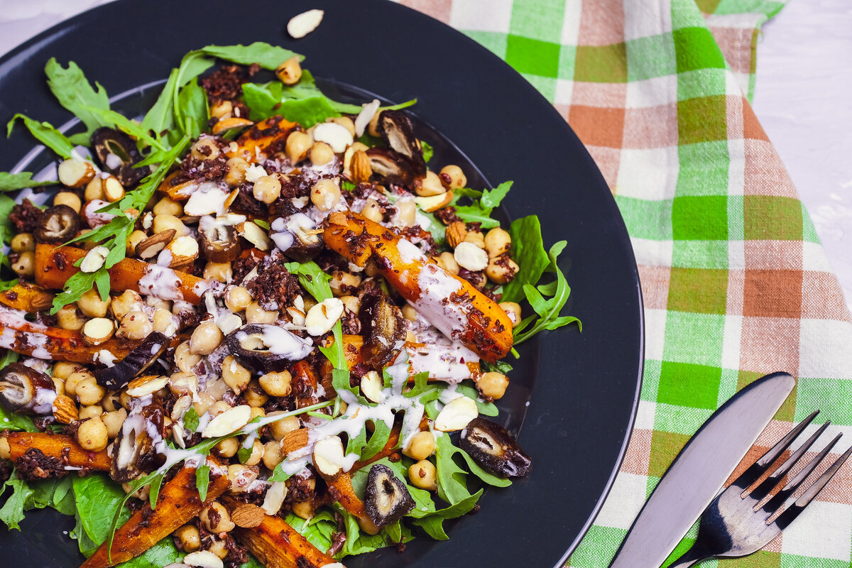 ароматные салаты. семена микрозелень базилик. салат с печеными овощами и курицей. ароматные салаты. картошка крошка с соусом песто.