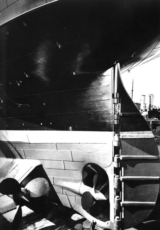 Суперлайнер в сухом доке; внизу около винта можно разглядеть фигурку человека для сравнения.