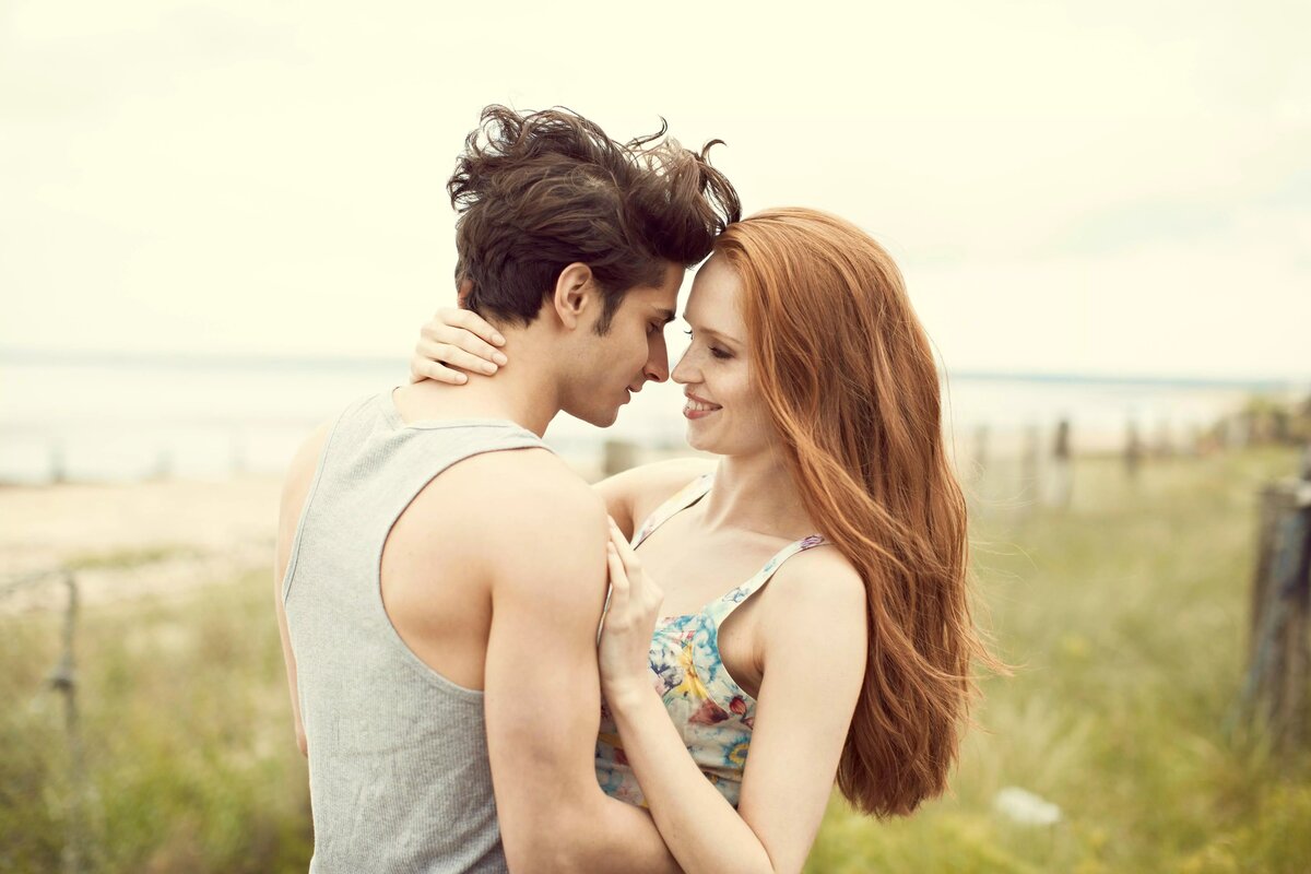 красивая девушка с парнем. главная пара редуктора 5300т08830. девушка прижалась к стене. установка главной пары. красивые мужчина и женщина.