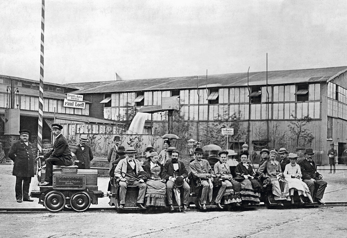 
Первый электровоз «Сименс & 
Гальске» на промышленной 
выставке в Берлине, 1879 год 
