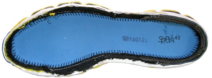 Вытаскиваем стельку и отрежем верх. Теперь видно синюю прослойку над межподошвой.